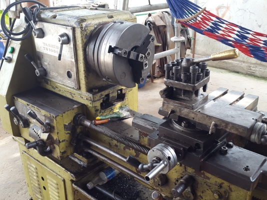 เครื่องกลึง 6 ฟุต 3 เพลา เกียร์บล็อก สภาพสวยๆ อุปกรณ์พร้อมใช้งาน ด่วนๆๆ 70,000