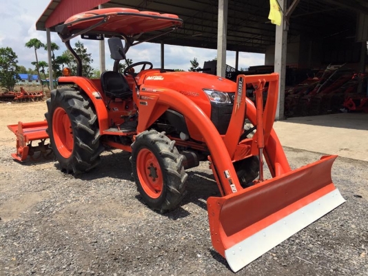 ขายรถไถคูโบต้า L4708Sp ใช้งาน 600 ชม. ขายพร้อมชุดอุปกรณ์ใบมีดดันดินหน้าและโลเตอร์รีตราช้าง รถสวย พร้อมใช้งานค่ะ ราคา 450,000 บาท สนใจโทร 081-9136451 หรือ ขอดูรูปได้ทาง line:bow6451 ค่ะ