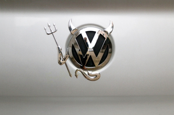 แผ่นสติกเกอร์ 3 D ตกแต่งโลโก้รถยนต์ 3D พิเศษ Chrome สำเร็จรูป โดยใช้ผงซักฟอกในการทำความสะอาดพื้นผิวของเป้าหมายก่อนที่จะติด บน มาพร้อมกับกาวที่ด้านหลังเพียงเปลือกและติด