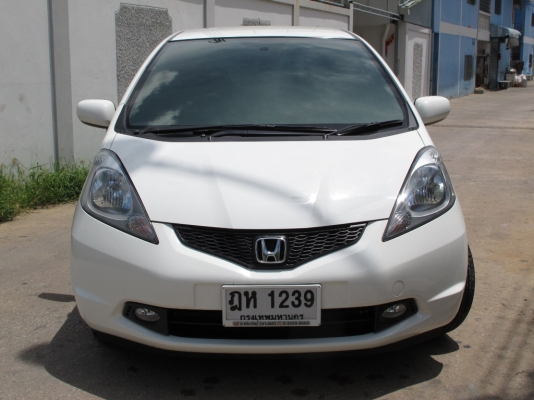 HONDA JAZZ สีขาว ปี 2010 วิ่งน้อย มือเดียวออกห้าง