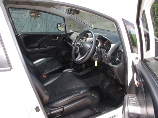 HONDA JAZZ สีขาว ปี 2010 วิ่งน้อย มือเดียวออกห้าง
