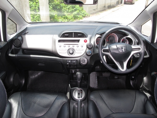 HONDA JAZZ สีขาว ปี 2010 วิ่งน้อย มือเดียวออกห้าง