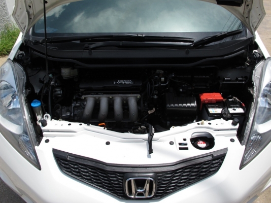 HONDA JAZZ สีขาว ปี 2010 วิ่งน้อย มือเดียวออกห้าง