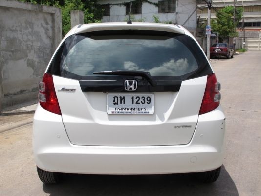 HONDA JAZZ สีขาว ปี 2010 วิ่งน้อย มือเดียวออกห้าง