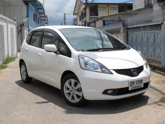 HONDA JAZZ สีขาว ปี 2010 วิ่งน้อย มือเดียวออกห้าง