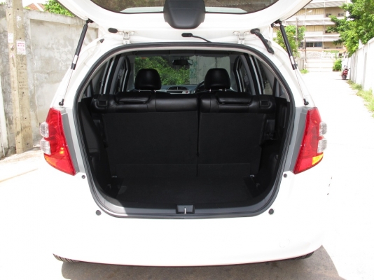 HONDA JAZZ สีขาว ปี 2010 วิ่งน้อย มือเดียวออกห้าง