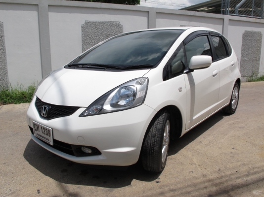 HONDA JAZZ สีขาว ปี 2010 วิ่งน้อย มือเดียวออกห้าง