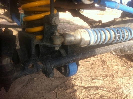 รถยนต์ ยี่ห้อ JEEP 6 สูบ ใช้ได้ทั้งแก๊สและเบนซิน รถยนต์ ยี่ห้อ JEEP 6 สูบ ใช้ได้ทั้งแก๊สและเบนซิน