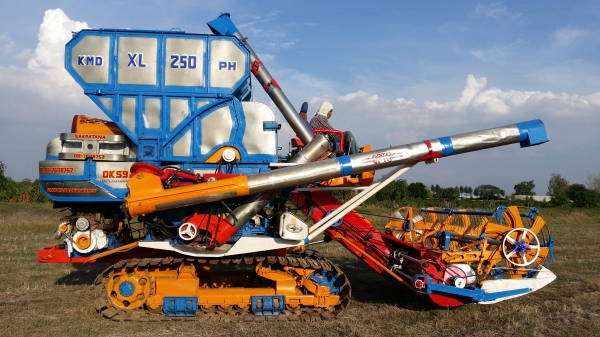 รถเกี่ยวข้าวศักดิ์พัฒนาการเกษตร โทร 0817638762 ไพทูลย์ ราคา750,000บาทครับ รถเกี่ยวข้าวศักดิ์พัฒนาการเกษตร โทร 0817638762 ไพทูลย์ ราคา750,000บาทครับ