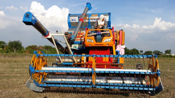 รถเกี่ยวข้าวศักดิ์พัฒนาการเกษตร โทร 0817638762 ไพทูลย์ ราคา750,000บาทครับ รถเกี่ยวข้าวศักดิ์พัฒนาการเกษตร โทร 0817638762 ไพทูลย์ ราคา750,000บาทครับ