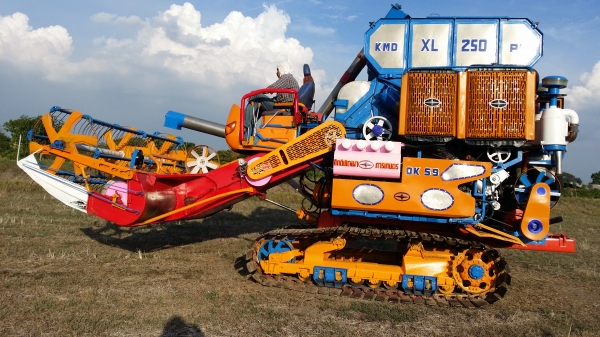 รถเกี่ยวข้าวศักดิ์พัฒนาการเกษตร โทร 0817638762 ไพทูลย์ ราคา750,000บาทครับ