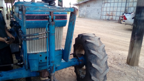 ขายรถไถฟอรด็2คัน6610  4*4คานหน้าคาลาโล่เกียกางแท้ขาย450000  คัน6600ที3มีเล่มพร้อมราคา330000รถ10ล้อเพลาเดียวเครื่องร็อคกี้ขาย195000