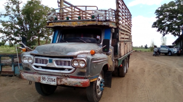 ขายรถไถฟอรด็2คัน6610  4*4คานหน้าคาลาโล่เกียกางแท้ขาย450000  คัน6600ที3มีเล่มพร้อมราคา330000รถ10ล้อเพลาเดียวเครื่องร็อคกี้ขาย195000