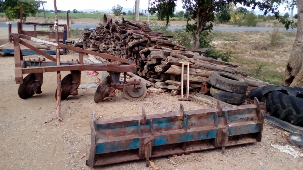 ขายรถไถฟอรด็2คัน6610  4*4คานหน้าคาลาโล่เกียกางแท้ขาย450000  คัน6600ที3มีเล่มพร้อมราคา330000รถ10ล้อเพลาเดียวเครื่องร็อคกี้ขาย195000