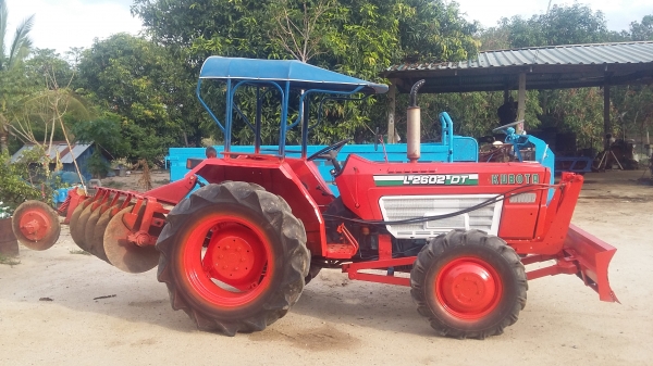 จัดส่งพี่ จ.สุพรรณบุรี ขอบคุณครับ ขายรถไถคูโบต้า 26แรงDT ขับเคลื่อน4ล้อ พร้อมใบดันดิน พร้อมผาน5 พร้อมใช้งาน จัดส่งพี่ จ.สุพรรณบุรี ขอบคุณครับ ขายรถไถคูโบต้า 26แรงDT ขับเคลื่อน4ล้อ พร้อมใบดันดิน พร้อมผาน5 พร้อมใช้งาน