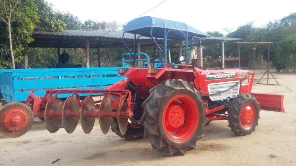 จัดส่งพี่ จ.สุพรรณบุรี ขอบคุณครับ ขายรถไถคูโบต้า 26แรงDT ขับเคลื่อน4ล้อ พร้อมใบดันดิน พร้อมผาน5 พร้อมใช้งาน จัดส่งพี่ จ.สุพรรณบุรี ขอบคุณครับ ขายรถไถคูโบต้า 26แรงDT ขับเคลื่อน4ล้อ พร้อมใบดันดิน พร้อมผาน5 พร้อมใช้งาน
