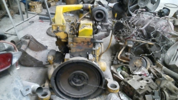 ขายเครื่องรถแมคโค PC-200-5  6-D 95-L และเครื่องPC-120-5  4-D 95 สภาพสวยรับประกันเสื้อสูบไม่มีรอยเย็บ