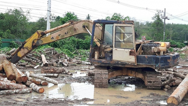 ขายรถแบคโฮ KOMATSU PC60-5 มีที่คีปไม้กับบุ้งกี๋ ราคา 350000