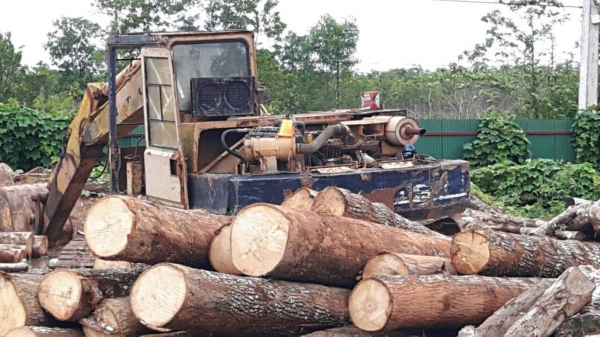 ขายรถแบคโฮ KOMATSU PC60-5 มีที่คีปไม้กับบุ้งกี๋ ราคา 350000