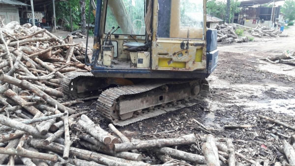 ขายรถแบคโฮ KOMATSU PC60-5 มีที่คีปไม้กับบุ้งกี๋ ราคา 350000