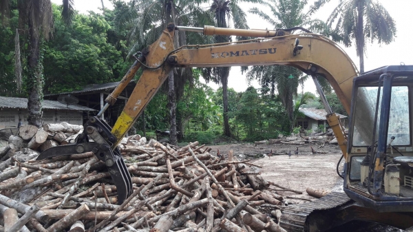 ขายรถแบคโฮ KOMATSU PC60-5 มีที่คีปไม้กับบุ้งกี๋ ราคา 350000
