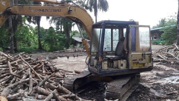 ขายรถแบคโฮ KOMATSU PC60-5 มีที่คีปไม้กับบุ้งกี๋ ราคา 350000