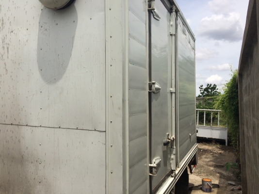 ขายตู้4ล้อ ประตู 3บาน ยาว3เมตร สูง1.84เมตร กว้าง1.67เมตร คัชซีกว้าง80เซนติเมตร