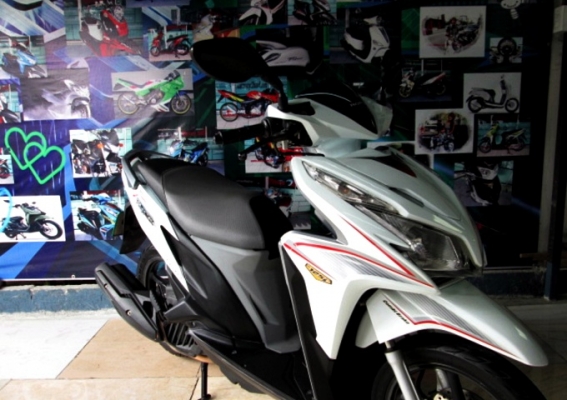 CLICK 125 i  สีขาว ยอดนิยม ตัว top สุดล้อแม็กซ์คอมบายเบรค ระบบ idling stop แถม 3 รายการ 31900