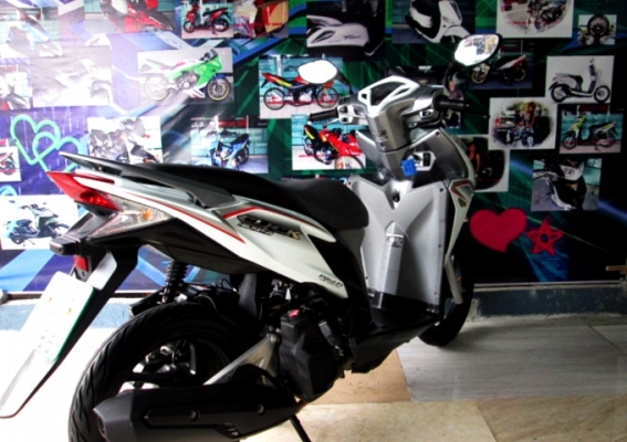 CLICK 125 i  สีขาว ยอดนิยม ตัว top สุดล้อแม็กซ์คอมบายเบรค ระบบ idling stop แถม 3 รายการ 31900