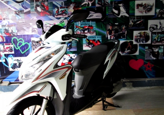 CLICK 125 i  สีขาว ยอดนิยม ตัว top สุดล้อแม็กซ์คอมบายเบรค ระบบ idling stop แถม 3 รายการ 31900