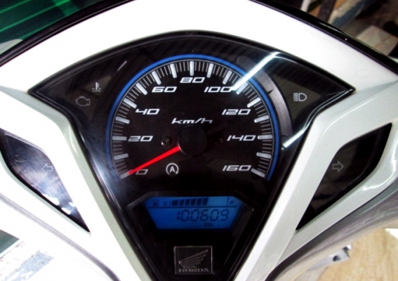 CLICK 125 i  สีขาว ยอดนิยม ตัว top สุดล้อแม็กซ์คอมบายเบรค ระบบ idling stop แถม 3 รายการ 31900