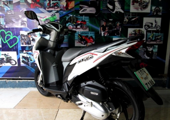 CLICK 125 i  สีขาว ยอดนิยม ตัว top สุดล้อแม็กซ์คอมบายเบรค ระบบ idling stop แถม 3 รายการ 31900