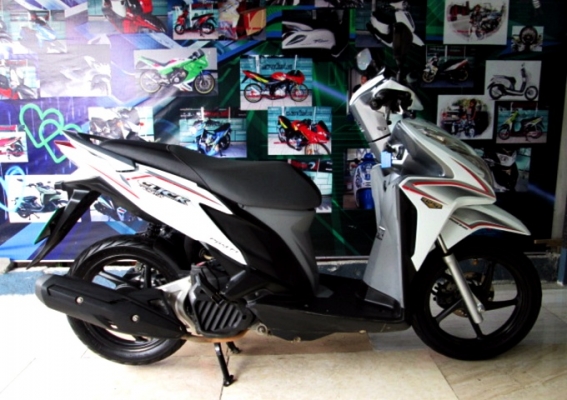 CLICK 125 i  สีขาว ยอดนิยม ตัว top สุดล้อแม็กซ์คอมบายเบรค ระบบ idling stop แถม 3 รายการ 31900