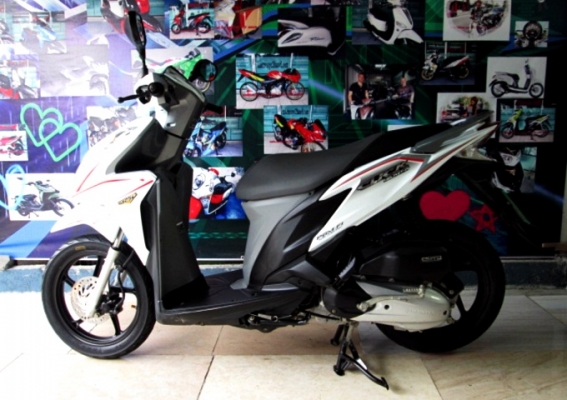 CLICK 125 i  สีขาว ยอดนิยม ตัว top สุดล้อแม็กซ์คอมบายเบรค ระบบ idling stop แถม 3 รายการ 31900