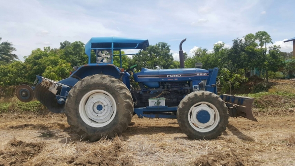 ขายรถไถ  FORD6610 2เพลา คานหน้าคาลาโล่ เครื่องเกียร์ปกติ ปั๊มปกติ อุปกปรณ์.ใบดันหน้า หาง7 มีเล่มทะเบียนครบ ราคา. 480,000 บาท ต่อรองได้ โทร.080-108-5007 บอล