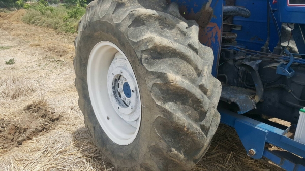 ขายรถไถ  FORD6610 2เพลา คานหน้าคาลาโล่ เครื่องเกียร์ปกติ ปั๊มปกติ อุปกปรณ์.ใบดันหน้า หาง7 มีเล่มทะเบียนครบ ราคา. 480,000 บาท ต่อรองได้ โทร.080-108-5007 บอล