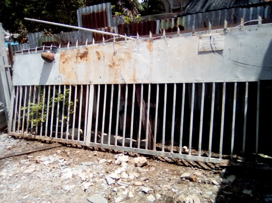 ขายรั้วบ้าน..ขนาดยาว 5 เมตรสูง 1.72 เมตร ราคา..8500. (ต่อรองได้) ขายรั้วบ้าน..ขนาดยาว 5 เมตรสูง 1.72 เมตร ราคา..8500. (ต่อรองได้)