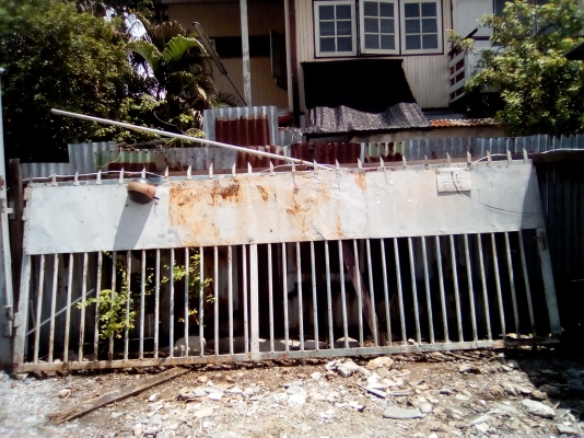 ขายรั้วบ้าน..ขนาดยาว 5 เมตรสูง 1.72 เมตร ราคา..8500. (ต่อรองได้)