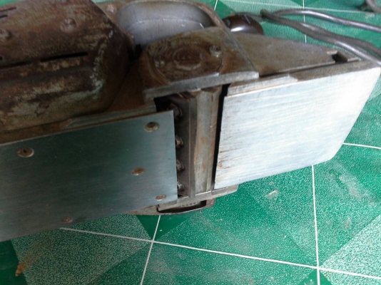 กบไสไม้ไฟฟ้า ขนาด 5 นิ้ว ยี้ห้อ Makita ผลิตที่ญี่ปุ่น โครงสร้างแข็งแรง พร้อมใช้งานมีใบมีดให้พร้อม