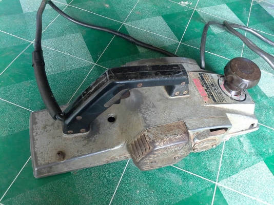 กบไสไม้ไฟฟ้า ขนาด 5 นิ้ว ยี้ห้อ Makita ผลิตที่ญี่ปุ่น โครงสร้างแข็งแรง พร้อมใช้งานมีใบมีดให้พร้อม