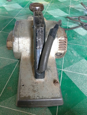 กบไสไม้ไฟฟ้า ขนาด 5 นิ้ว ยี้ห้อ Makita ผลิตที่ญี่ปุ่น โครงสร้างแข็งแรง พร้อมใช้งานมีใบมีดให้พร้อม