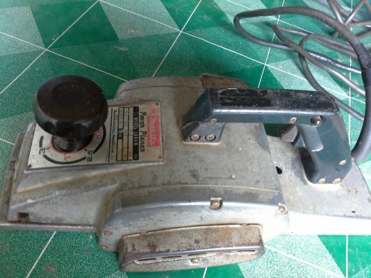 กบไสไม้ไฟฟ้า ขนาด 5 นิ้ว ยี้ห้อ Makita ผลิตที่ญี่ปุ่น โครงสร้างแข็งแรง พร้อมใช้งานมีใบมีดให้พร้อม