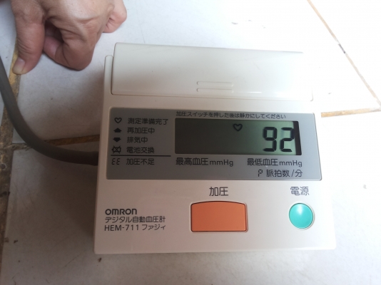เครื่องวัดความดันโลหิตระบบอัตโนมัติ ยี่ห้อ omron ใช้พลังงานจากถ่าน 4 ก้อน