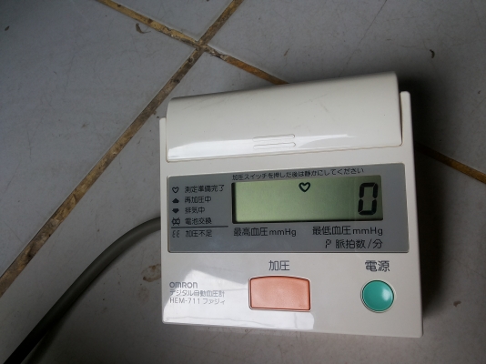 เครื่องวัดความดันโลหิตระบบอัตโนมัติ ยี่ห้อ omron ใช้พลังงานจากถ่าน 4 ก้อน