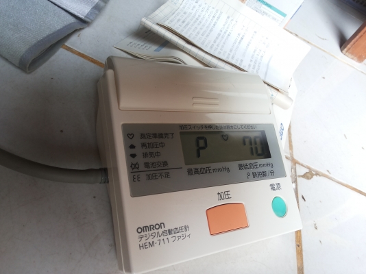 เครื่องวัดความดันโลหิตระบบอัตโนมัติ ยี่ห้อ omron ใช้พลังงานจากถ่าน 4 ก้อน