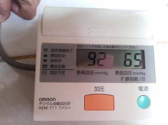 เครื่องวัดความดันโลหิตระบบอัตโนมัติ ยี่ห้อ omron ใช้พลังงานจากถ่าน 4 ก้อน