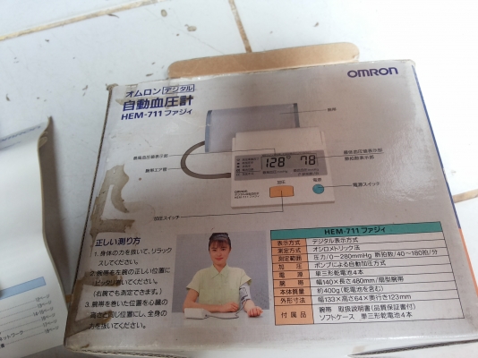เครื่องวัดความดันโลหิตระบบอัตโนมัติ ยี่ห้อ omron ใช้พลังงานจากถ่าน 4 ก้อน