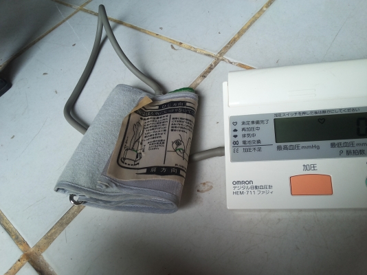 เครื่องวัดความดันโลหิตระบบอัตโนมัติ ยี่ห้อ omron ใช้พลังงานจากถ่าน 4 ก้อน