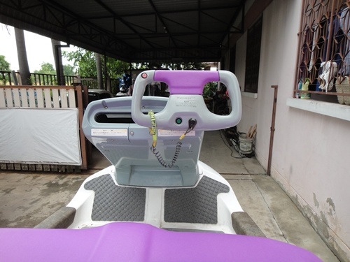 ต้องการขายเจ็สกีนั่ง ยี่ห้อ คาวาซากิ รุ่นSC650  แฮนด์โยกได้ 3 จังหวะ ซ้าย กลาง ขวา มีเกียร์ถอยหลัง  ใบเลส สภาพสวยพร้อมใช้งาน ทดลองขับในน้ำได้  เครื่อง สดกริ๊บเลย  (ท้องเดิมไม่ได้ทำน๊ะ ท้องยังใสปิ๊ง) เครื่องแน่นใช้งานปกติ ไม่มีรั่วซึม