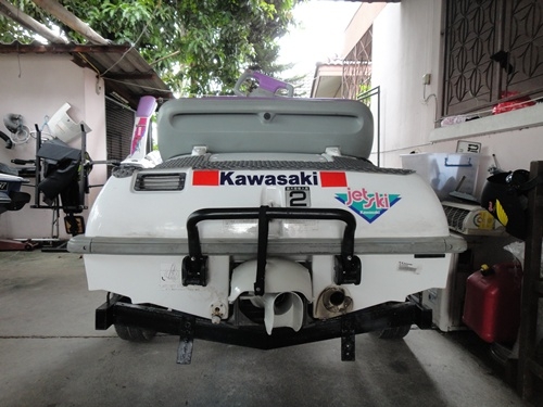 ต้องการขายเจ็สกีนั่ง ยี่ห้อ คาวาซากิ รุ่นSC650  แฮนด์โยกได้ 3 จังหวะ ซ้าย กลาง ขวา มีเกียร์ถอยหลัง  ใบเลส สภาพสวยพร้อมใช้งาน ทดลองขับในน้ำได้  เครื่อง สดกริ๊บเลย  (ท้องเดิมไม่ได้ทำน๊ะ ท้องยังใสปิ๊ง) เครื่องแน่นใช้งานปกติ ไม่มีรั่วซึม